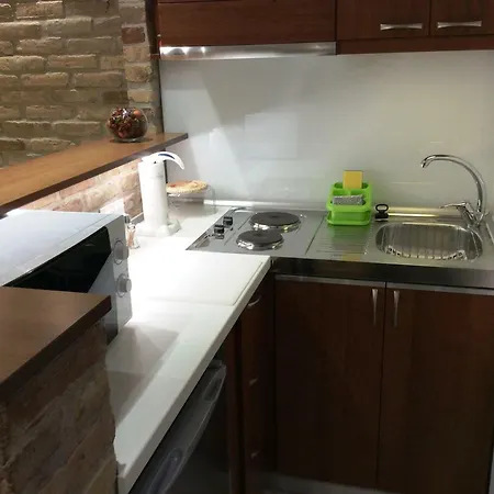 Nicola's Studio Apartment *
