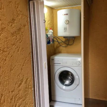 Nicola's Studio Apartment