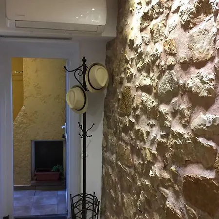 Nicola's Studio Apartment